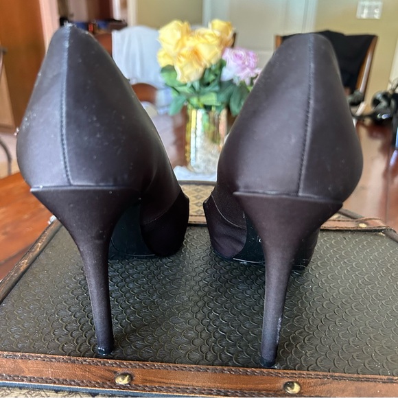 Nine West Black Satin Heels with Elegant Floral Design - Picture 5 of 10